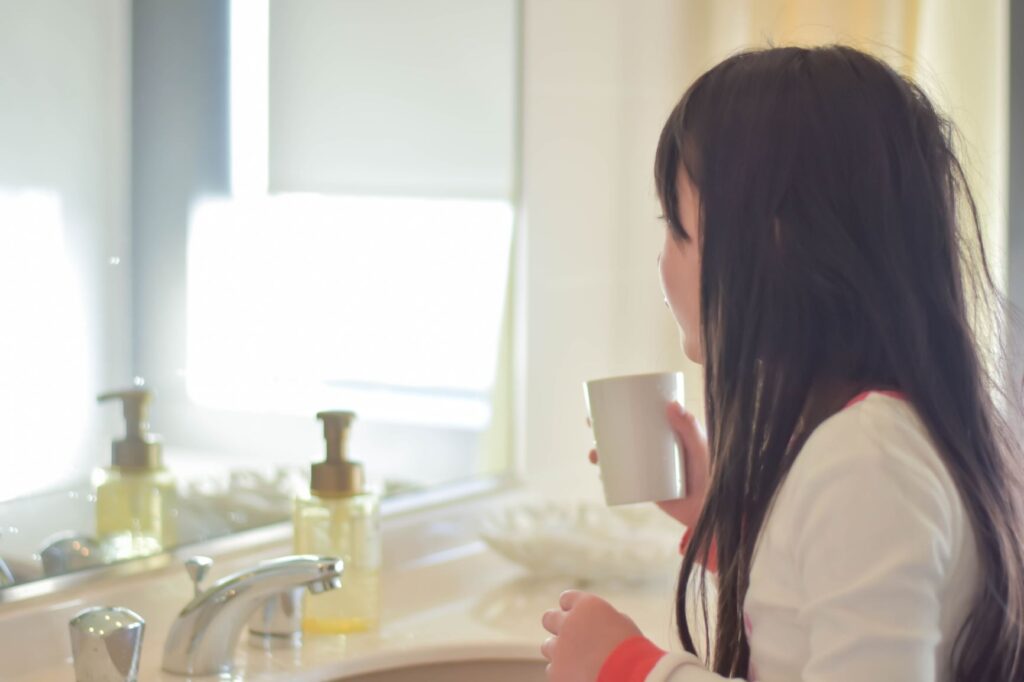 うがいをする女性