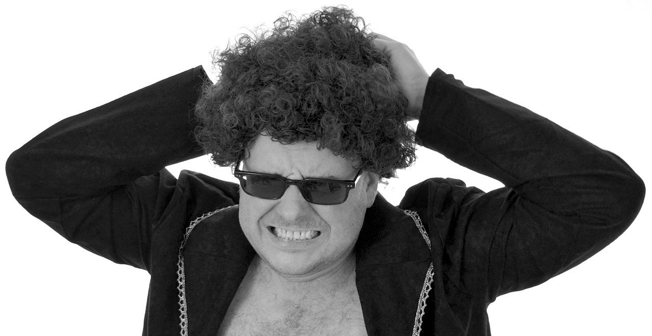 頭をかきむしる男性