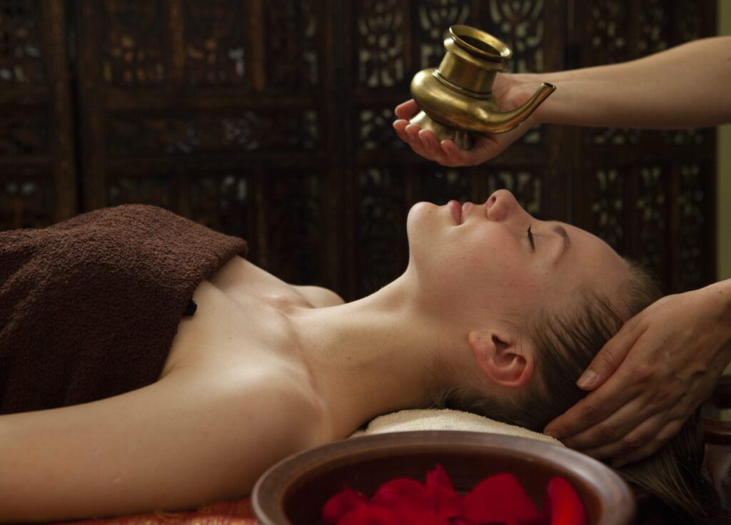 シロダーラを受ける女性
