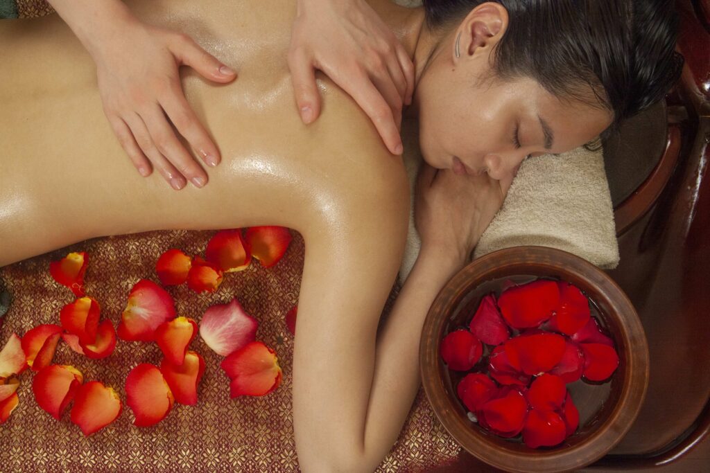 アーユルヴェーダを受ける女性