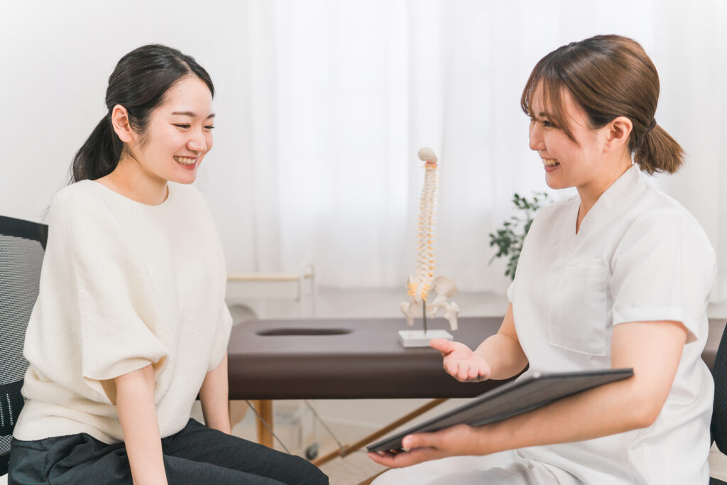 会話をするセラピスト