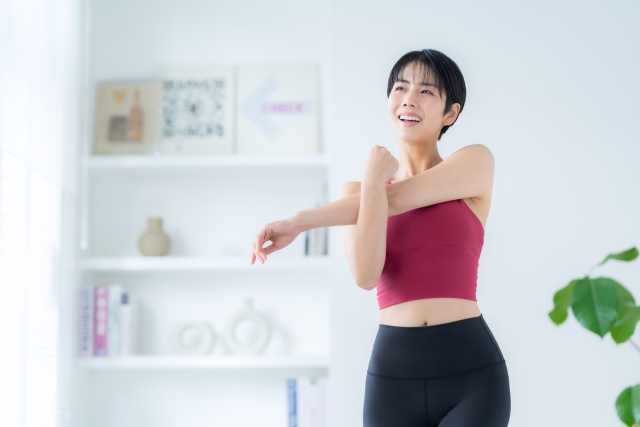 朝にヨガをする人