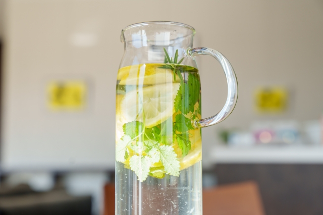 ハーブを飲み物に使う様子