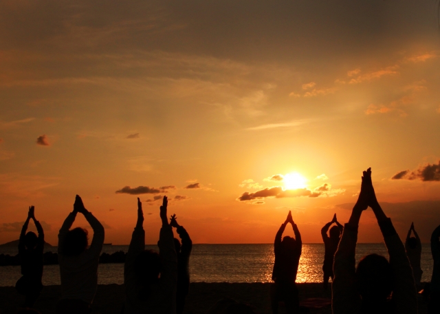 発祥地でヨガをする人々