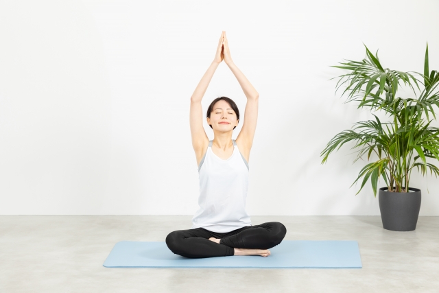 メンタルヘルス効果のあるヨガをする人